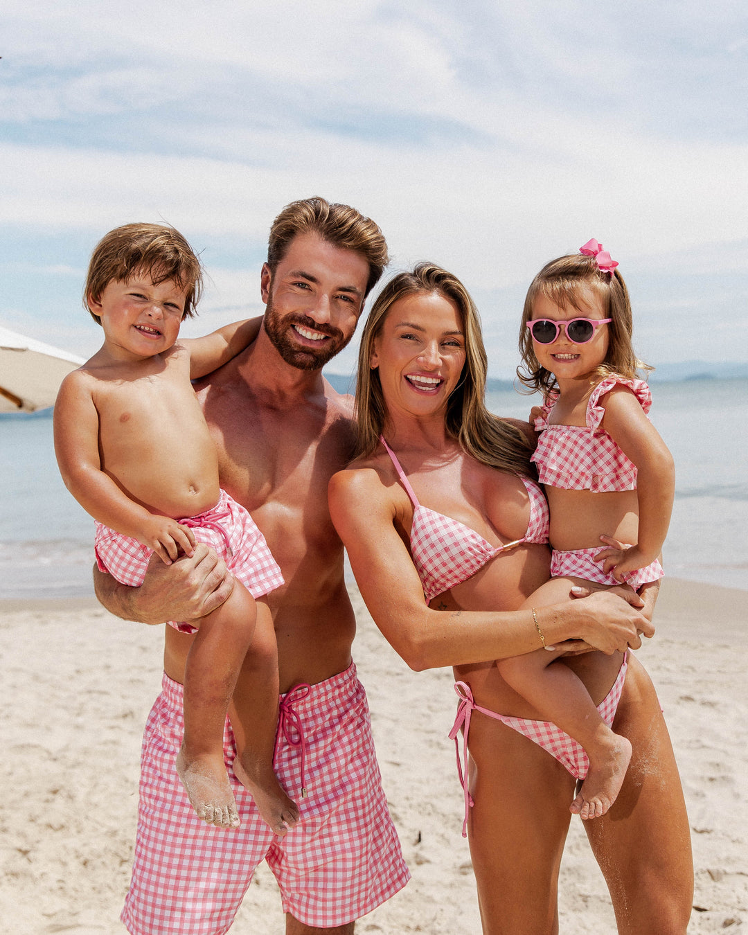 Moda Praia Família, Combinando com Conjuntos de Roupas de Banho, para os Dias de Diversão, uma Escolha Moderna e Versátil, Para Seus Dias de Sol. Na Estampa Vichy Rosa, da Lili Sampedro.