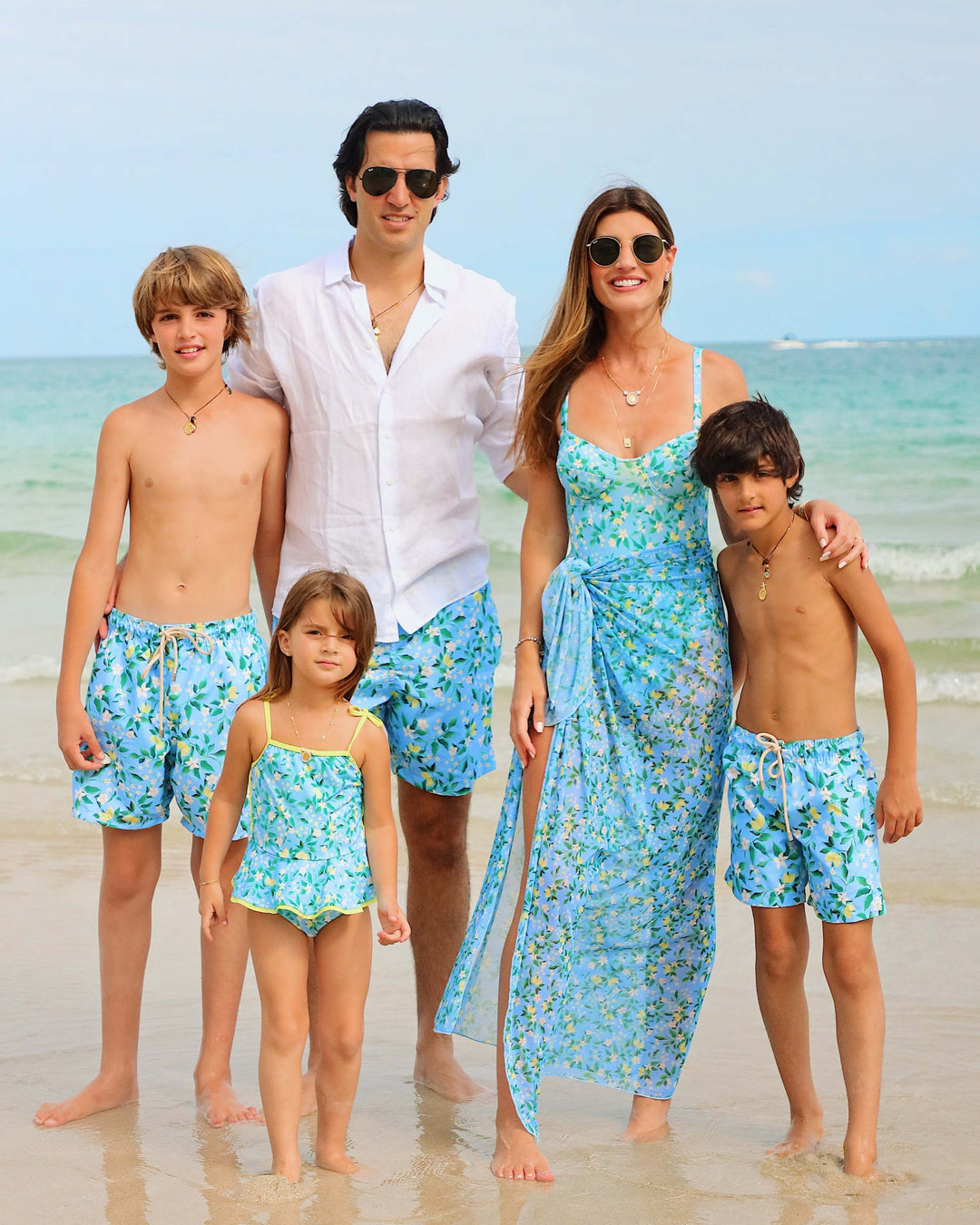 Moda Praia Família, Combinando com Conjuntos de Roupas de Banho, para os Dias de Diversão, uma Escolha Moderna e Versátil, Para Seus Dias de Sol com toda a Família. Na Estampa Limões, da Lili Sampedro.