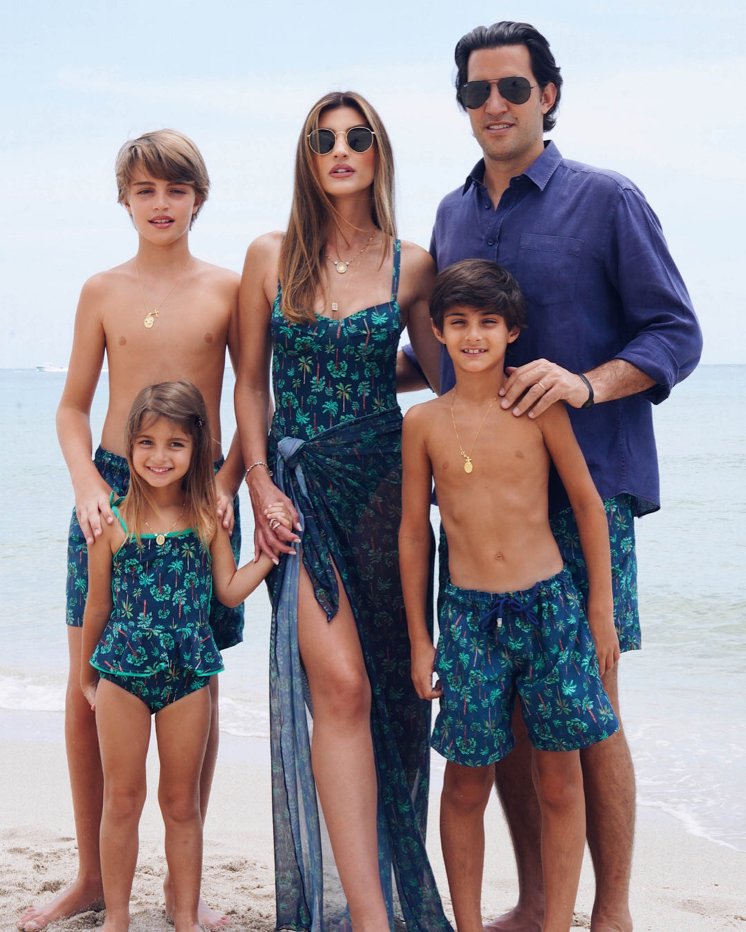 Coleção da Lili Sampedro com look para a família toda combinar na praia na estampa Coqueiros Azul Marinho