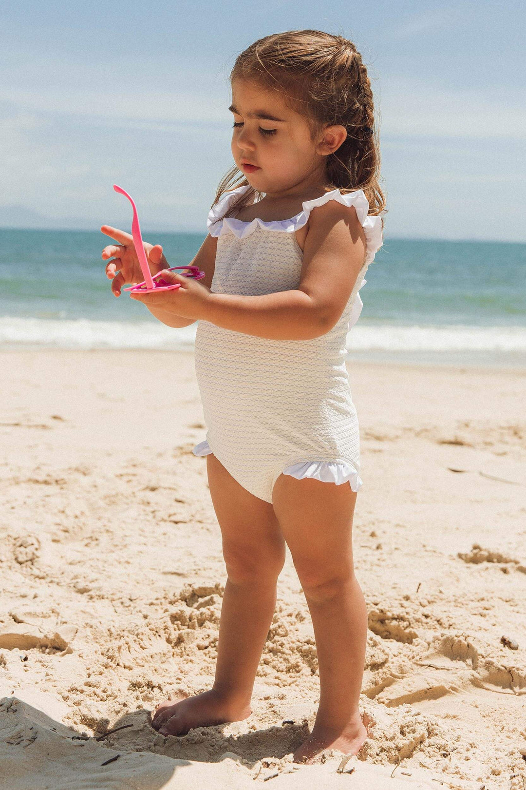 Criança usando maio feminino infantil na estampa renda branca 