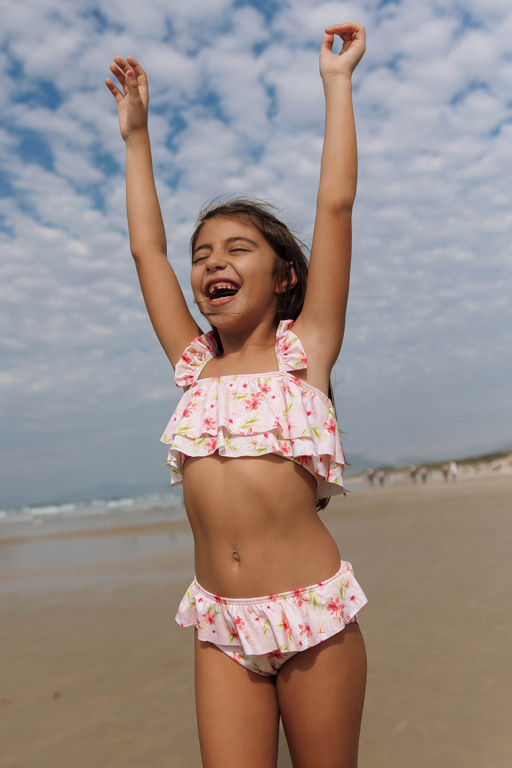 Moda Praia Infantil, com Biquíni Infantil! Top e Calcinha Adornados com Babadinhos e Detalhes Dourados para um Visual Encantador. Na Estampa Hibiscos, da Lili Sampedro.