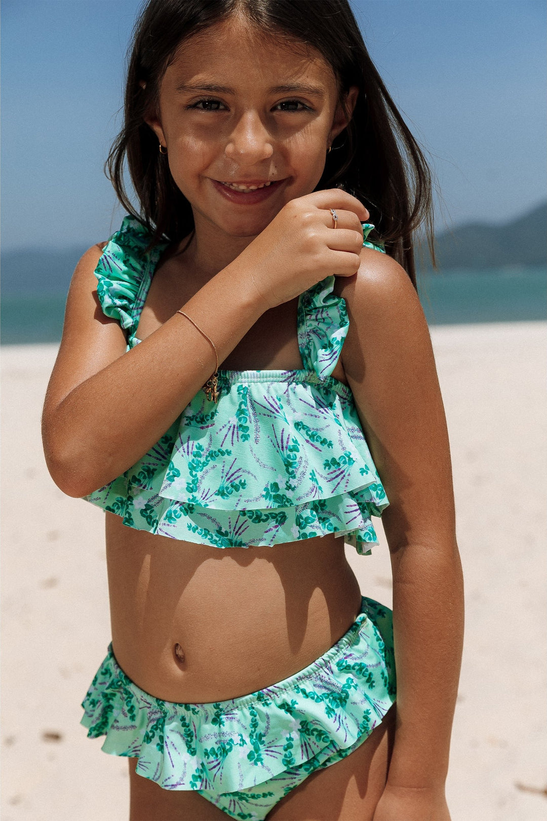 Surpreenda com nosso Biquíni Infantil Moda Praia para Crianças, esse Conjunto é Perfeito para dias de Diversão na Praia. Oferecendo Segurança sob o Sol. Detalhes Personalizados em Dourado Adicionam um Toque de Elegância. Na Estampa, Lavanda, da Lili Sampedro.