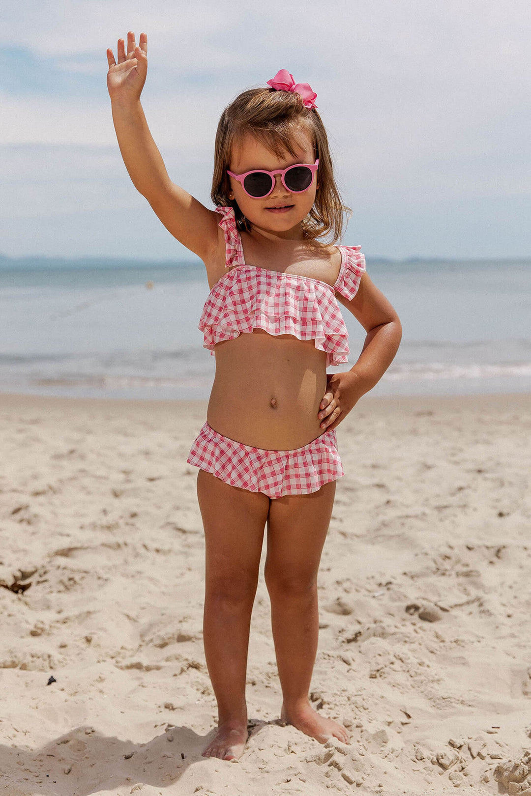 Encante com Moda Praia Infantil, com Biquini Infantil! Top e Calcinha Adornados com Babadinhos e Detalhes Dourados para um Visual Encantador. Na Estampa Vichy Rosa, da Lili Sampedro.