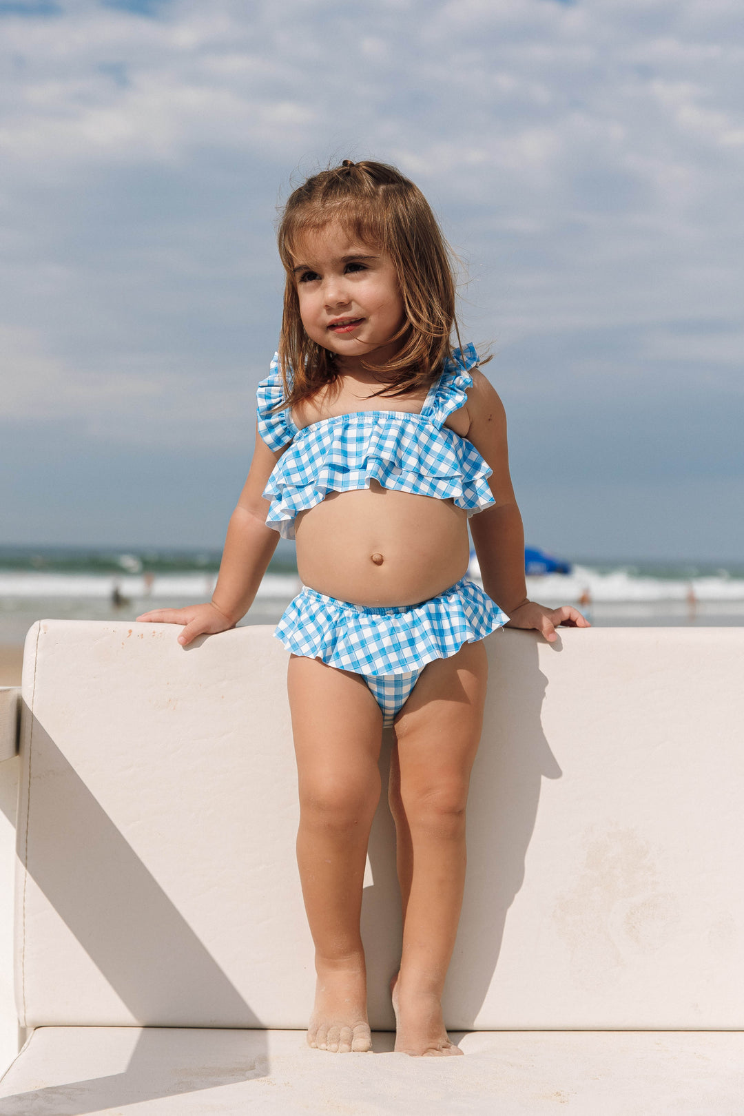 Bebe vestindo biquíni vichy azul com babadinhos da Lili Sampedro