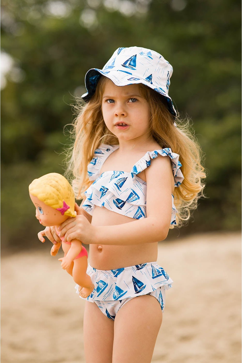 Biquíni Infantil com babadinhos na estampa off white barcos da Collab Nautica da Lili Sampedro e Charada Conceito