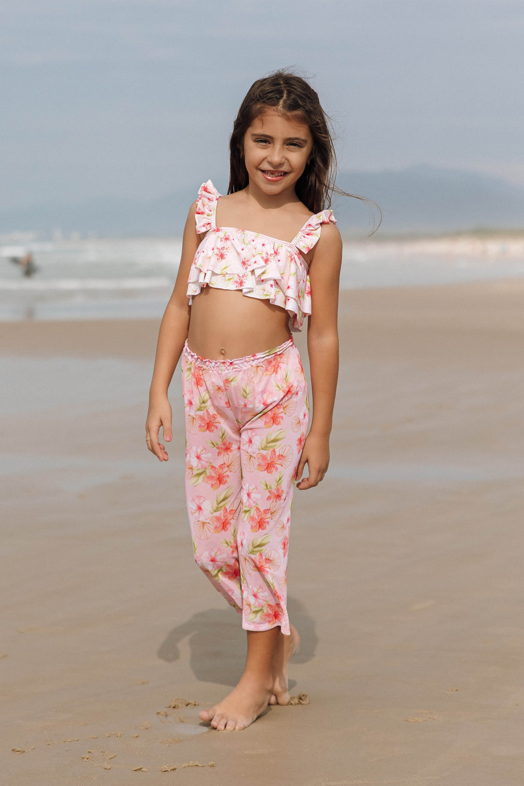 Saída de Praia Infantil com cós de elástico e tecido super leve que não amassa,  para completar o look perfeito das crianças. Na estampa exclusiva, hibiscos, na versão Rosa, da Lili Sampedro.