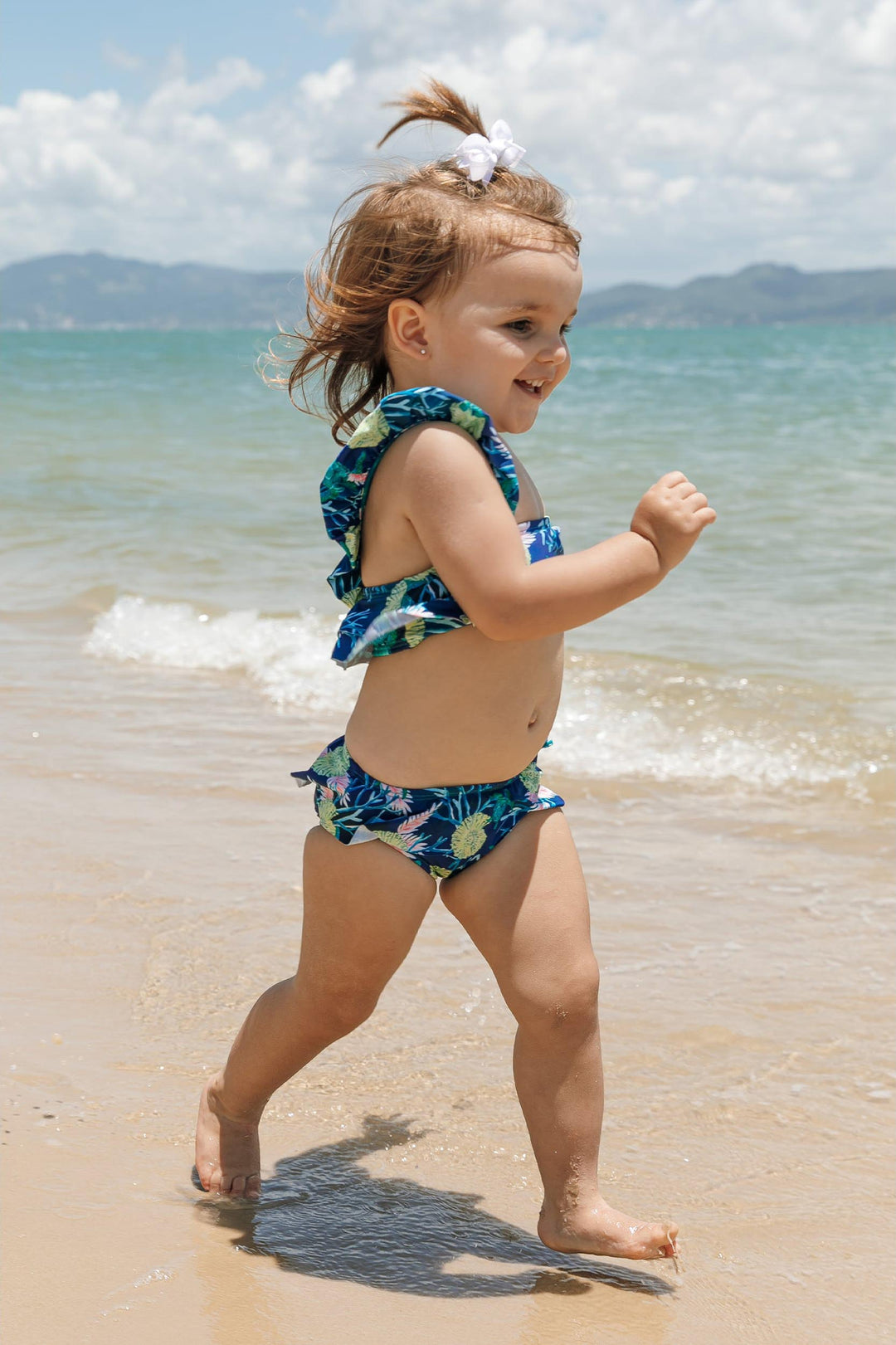 Biquíni de Praia Infantil Feminino com Babadinhos na Estampa Tartaruga Azul com Look para a família toda combinando da Lili Sampedro