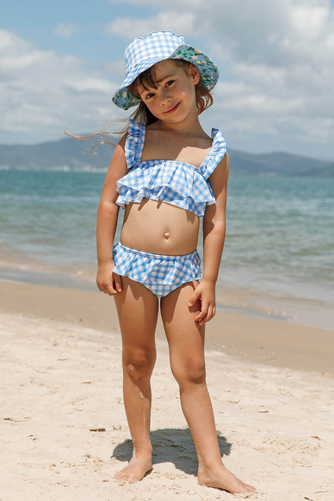 Biquininho infantil e Chapeuzinho de Lycra para crianças, Dupla Face nas estampas Vichy Azul e Limoes, da Lili Sampedro Moda Praia Família