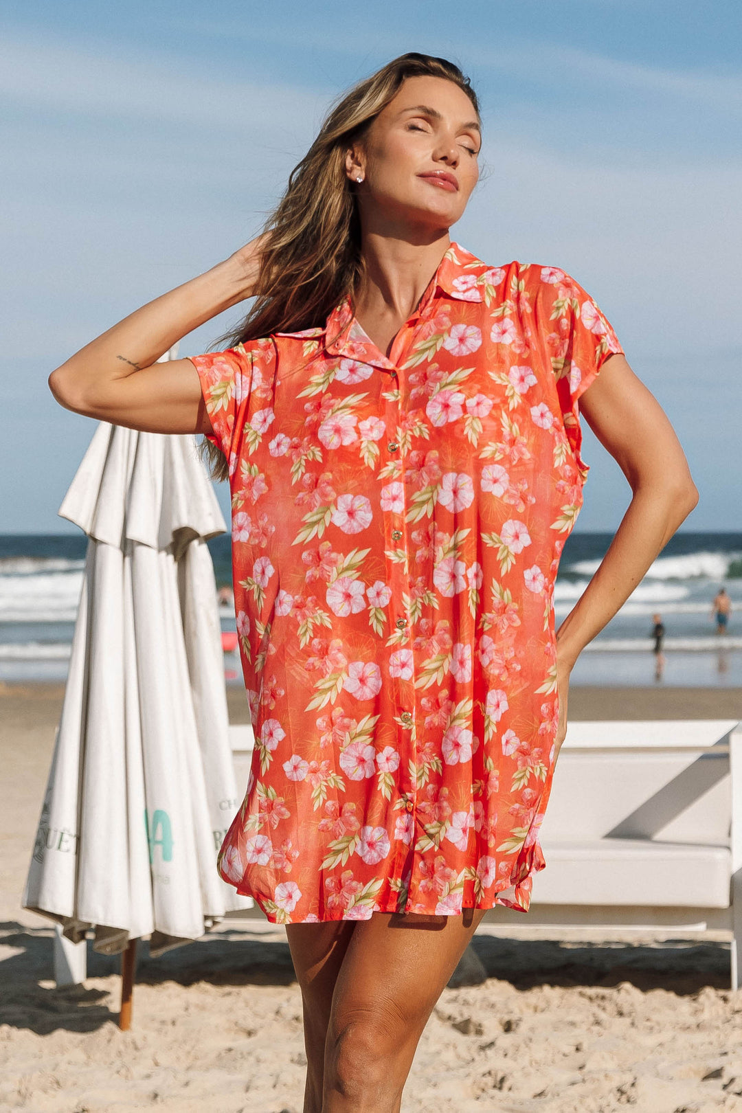 Camisa Alex , saída femininas, moda praia, de tule com botões frontais dourados, ideal para um visual praiano sofisticado. Na Estampa, Hibiscos Coral, da Lili Sampedro.