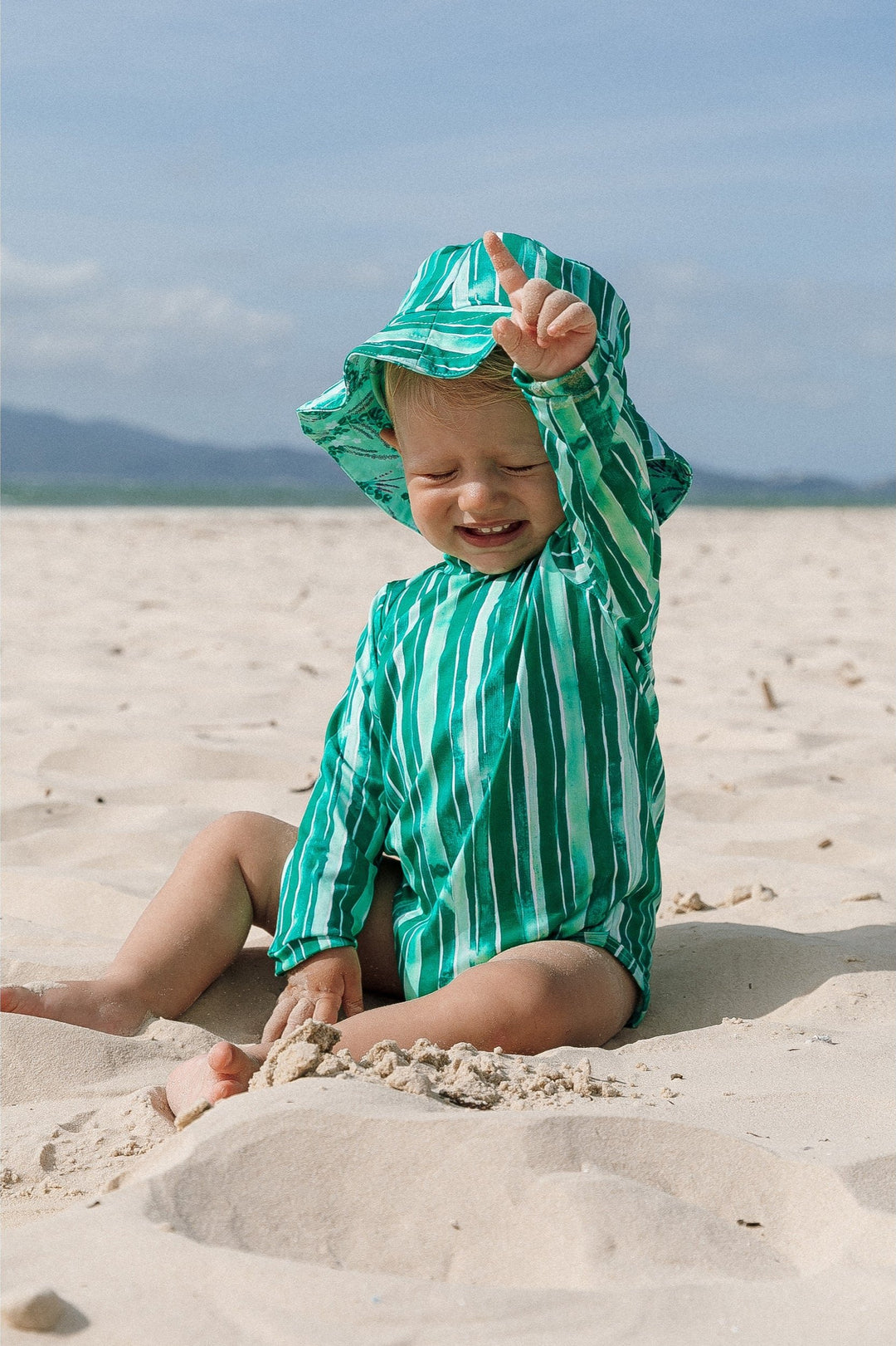 Body de Manga Longa com Chápeuzinho com Proteção UV Moda Infantil, para usar na praia, combinando, na Estampa Listras Verdes, da Lili Sampedro.