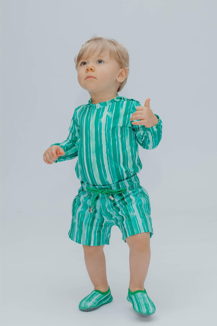  Body Moda infantil Praia com Short para bebês, combinando com Sapatinho Neoprene com Proteção UV, na Estampa Listras Verdes, da Lili Sampedro.