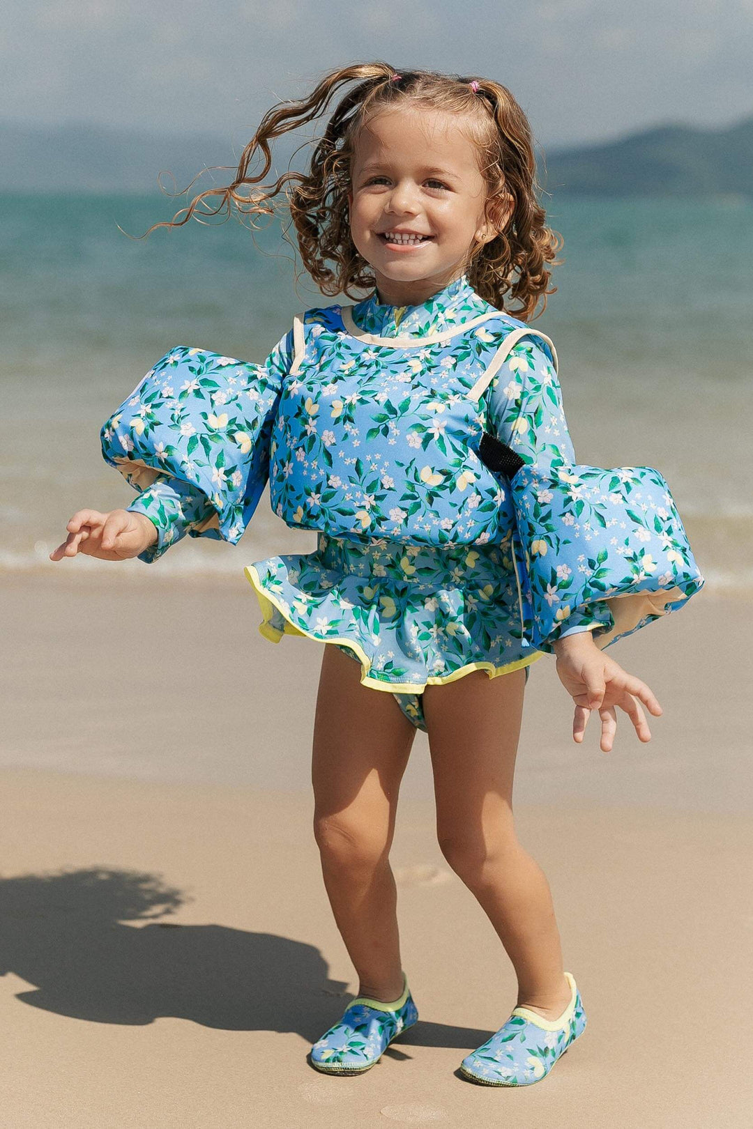 Look de praia infantil com boia, maiozinho e sapatinho na estampa Limões