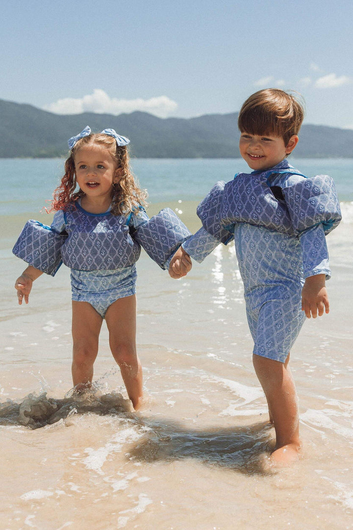 Boias de praia para crianças com look combinando na estampa âncora