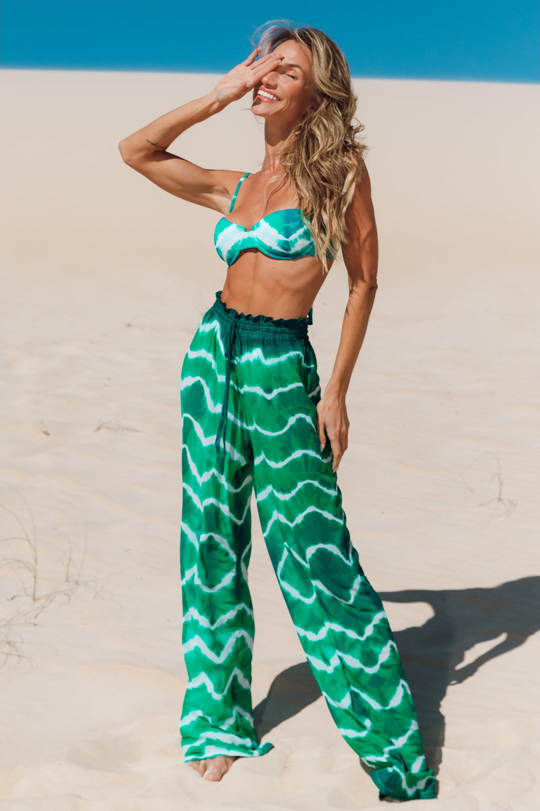 Saída de Praia Feminina Calca Tie Dye Verde e Branco Cintura Alta da Lili Sampedro Moda PRaia Feminina