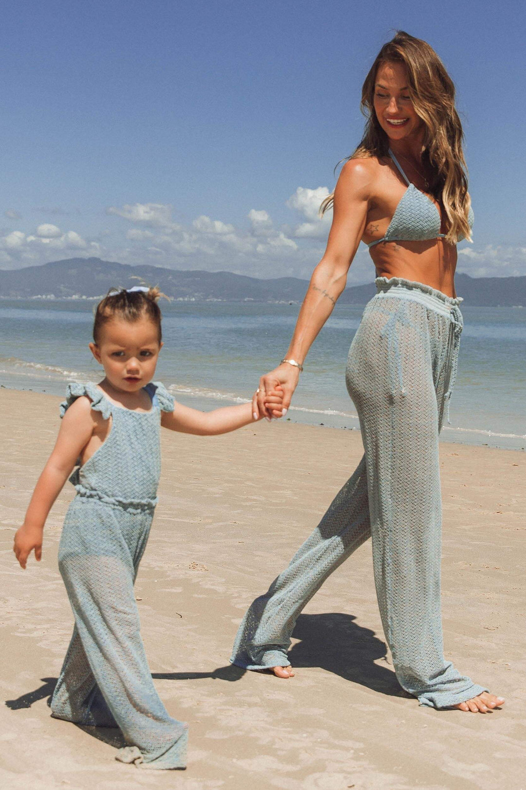 Calça de praia mãe e filha combinando na estampa renda jeans