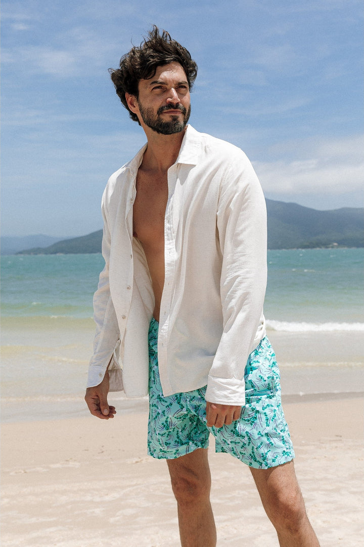 Conjunto Moda Praia. O Short Masculino é perfeito para os dias quentes. Combine-os com camisa de linho, moda praia para um estilo elegante na estação de verão. Na Estampa Lavanda, da Lili Sampedro.