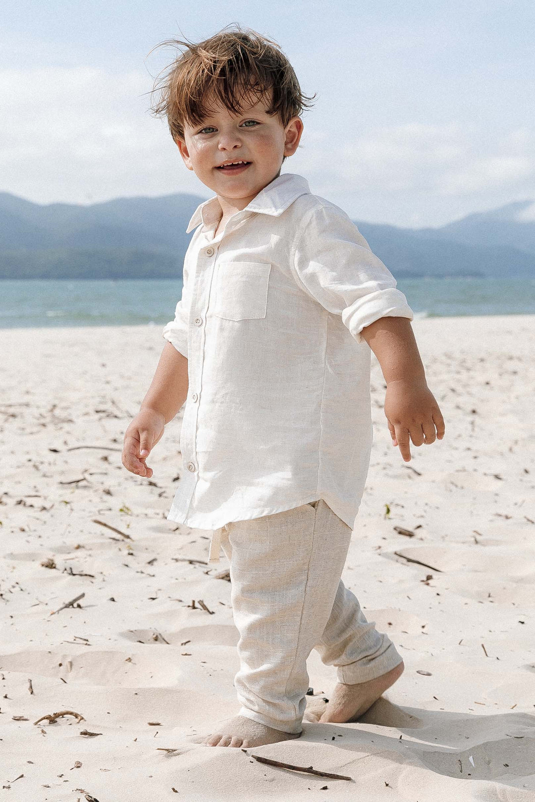 Camisa de linho off white infantil para usar na praia da Lili Sampedro