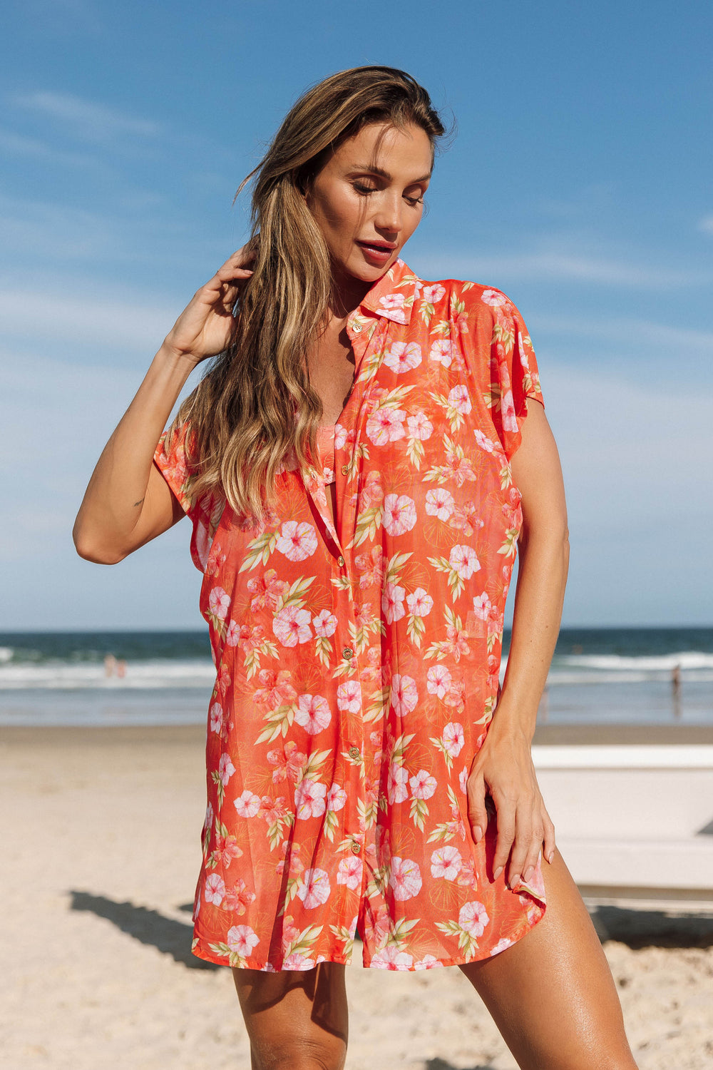 Moda Praia Feminina, saída de praia, peça-chave para o seu guarda-roupa de verão, com versatilidade e elegância para os dias ensolarados na praia. Na estampa exclusivas, Hibiscos Coral da Lili Sampedro.