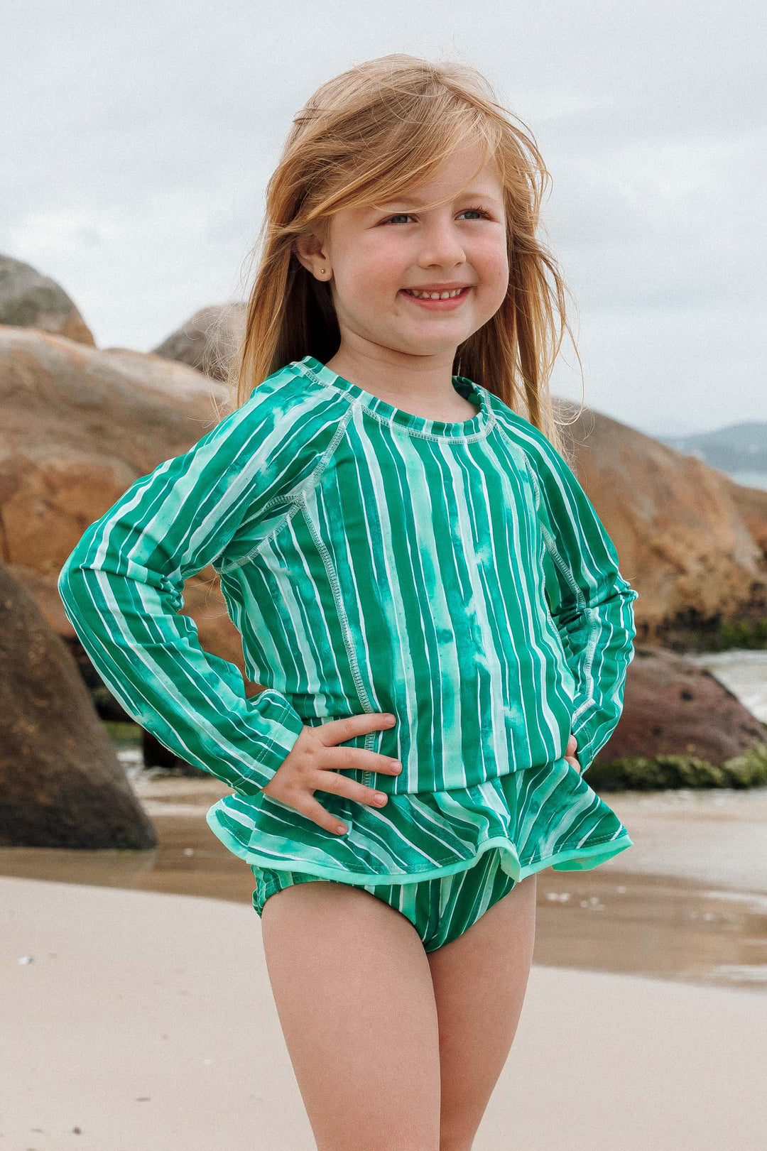 Camiseta UV com Proteção para Praia, Moda Infantil, na Estampa Listras Verdes, da Lili Sampedro.