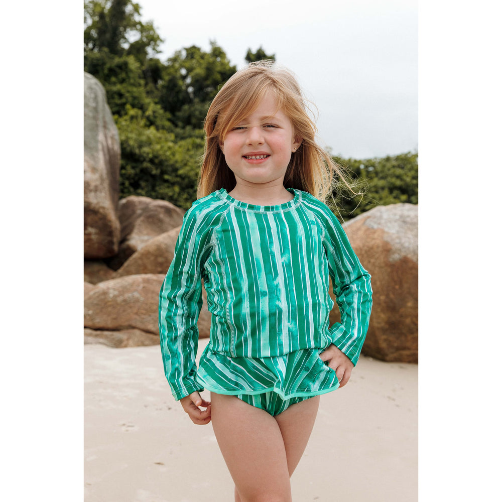 Maiô Infantil Moda Praia, Para Idades 6 meses a 8 anos, Com Proteção Solar, Para os Dias de Diversão, Garantindo um Visual Charmoso e Confortável Para Seus Momentos à Beira da Água. Na Estampa, Listras Verdes, da Lili Sampedro.