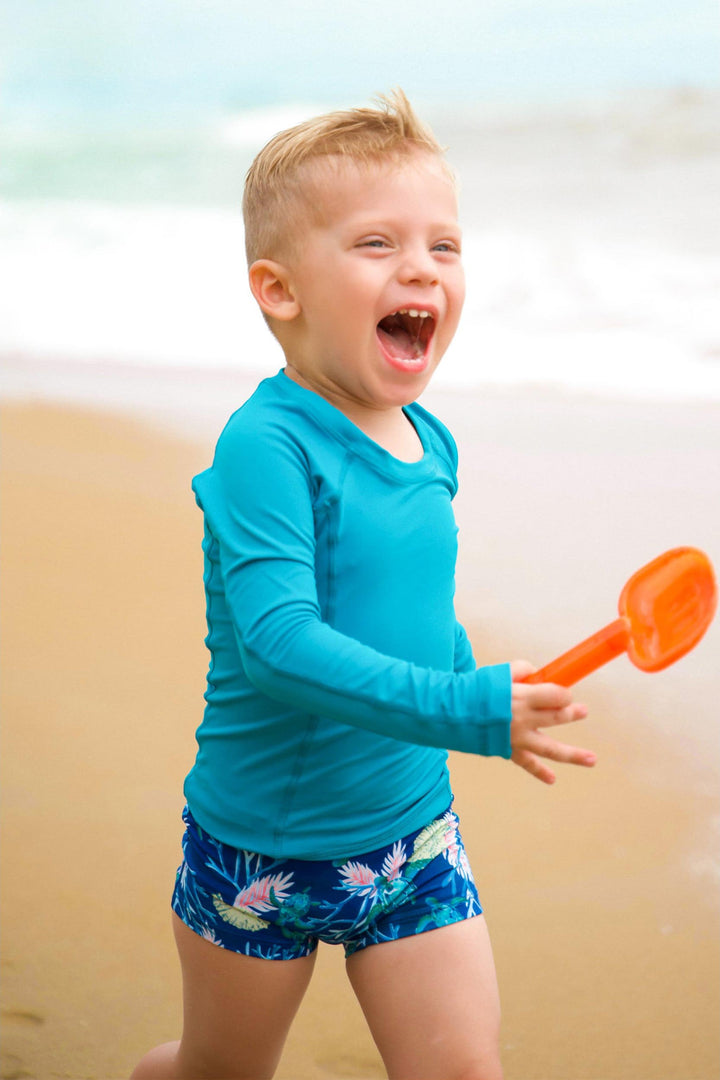 Camiseta Infantil com Proteção UV de Praia Liso Verde Unisex da Lili Sampedro