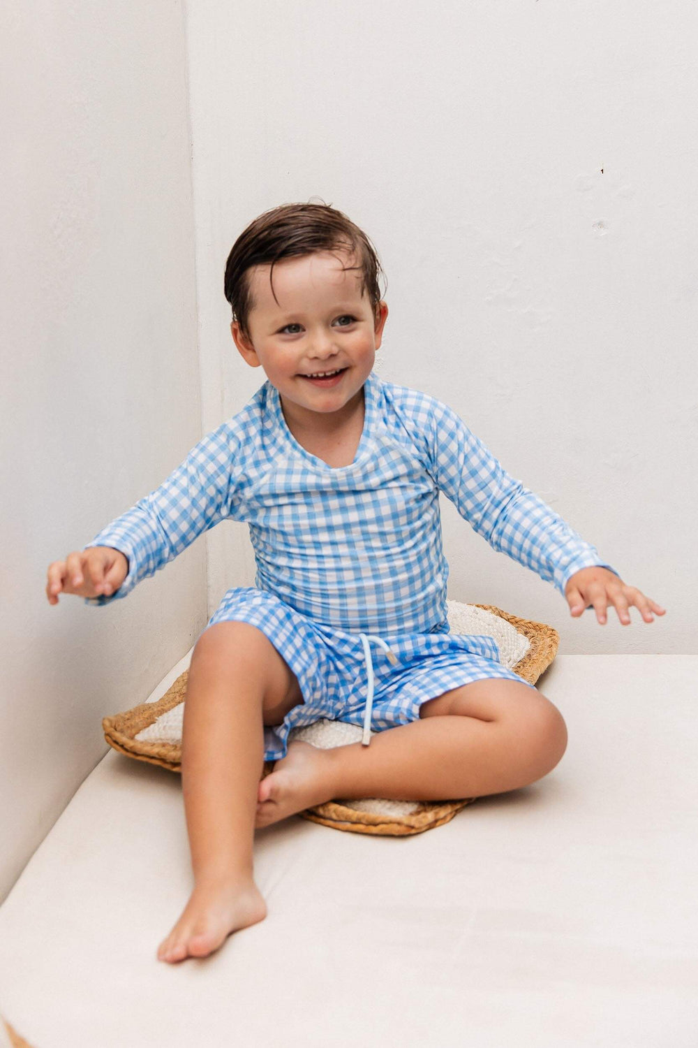 modelo usando camiseta de proteção UV e short infantil na cor Xadrez Azul