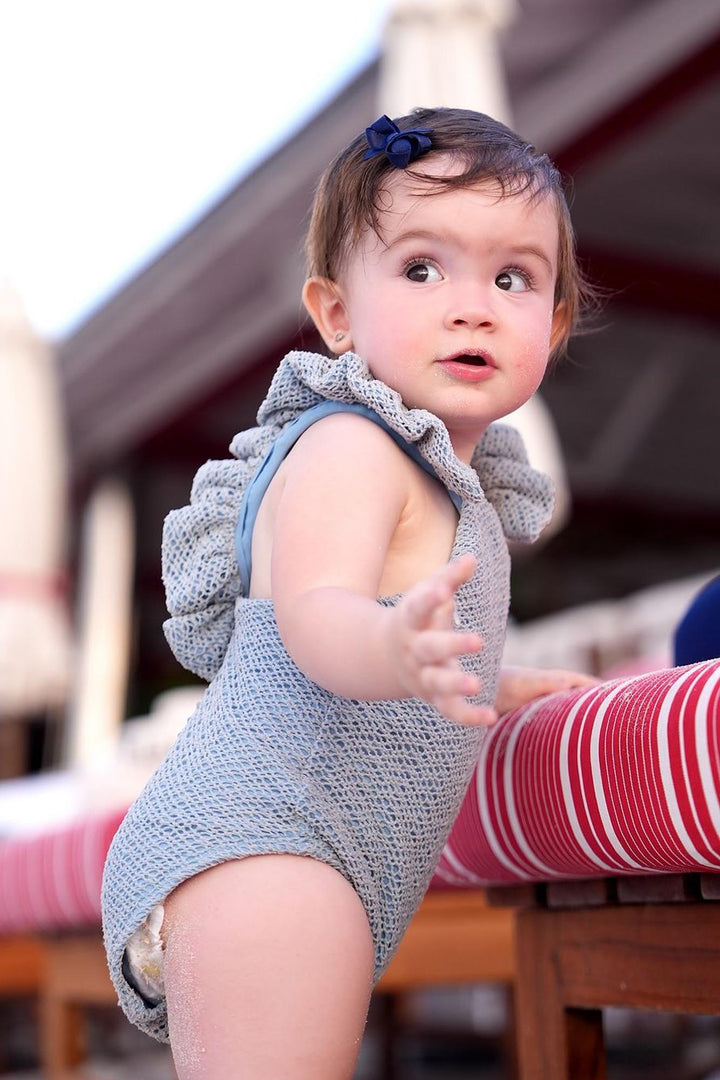 Celina, filha da Juju Norremose vestindo maiozinho de praia em estampa Renda Jeans, exclusiva da Lili Sampedro