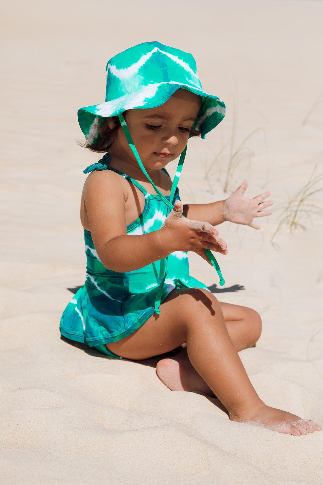 Crianca vestindo Chapéu infantil de praia com protecao UV Tie Dye Verde da Lili Sampedro