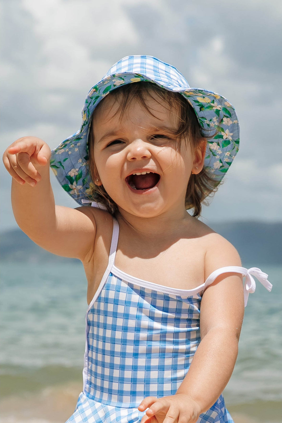 Chapéu Infantil de praia com proteção UV Dupla Face na Estampa Vichy e Limoes da Lili Sampedro Moda Praia Família