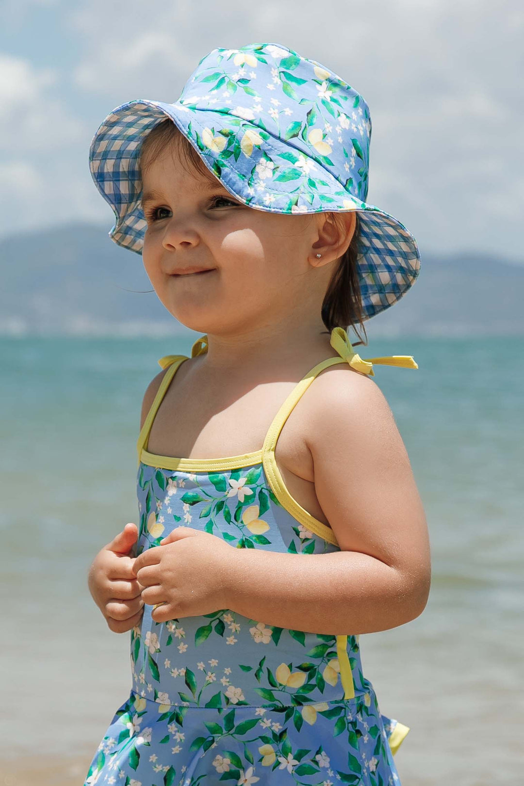 Chapéu de praia infantil de lycra com Protecao UV na estampa Limoes e Vichy Azul