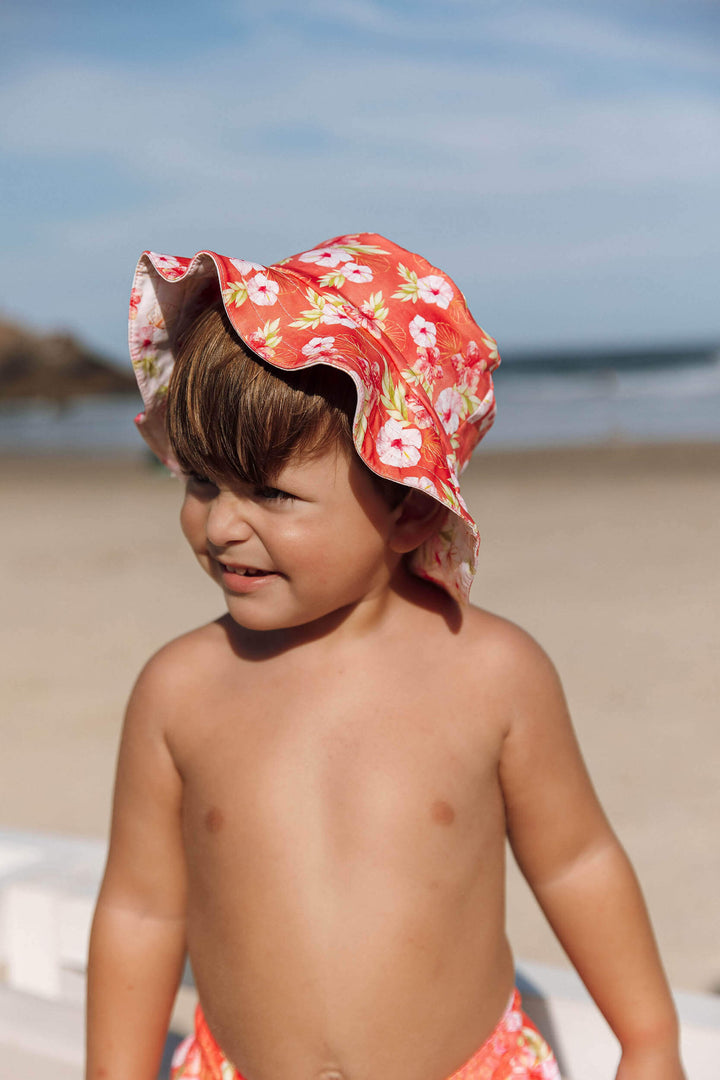 Moda Infantil, Chapéu de Praia para Crianças com proteção contra os raios nocivos do sol, os pequenos ficarão protegidos e estilosos, enquanto criam memórias inesquecíveis na Praia. Feito na nossa estampa exclusiva, Dupla Face, Hibiscos coral e Off-White, da Lili Sampedro.