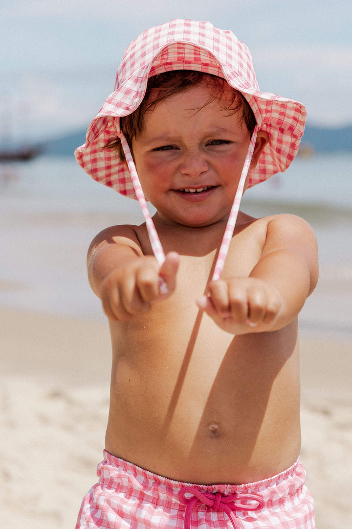 Moda Infantil, Chapéu de Praia para Crianças com Proteção Contra os Raios Nocivos Do Sol, os Pequenos Ficarão Protegidos e Estilosos, Enquanto Criam Memórias Inesquecíveis Na Praia. Na Estampa Vichy Rosa, da Lili Sampedro.