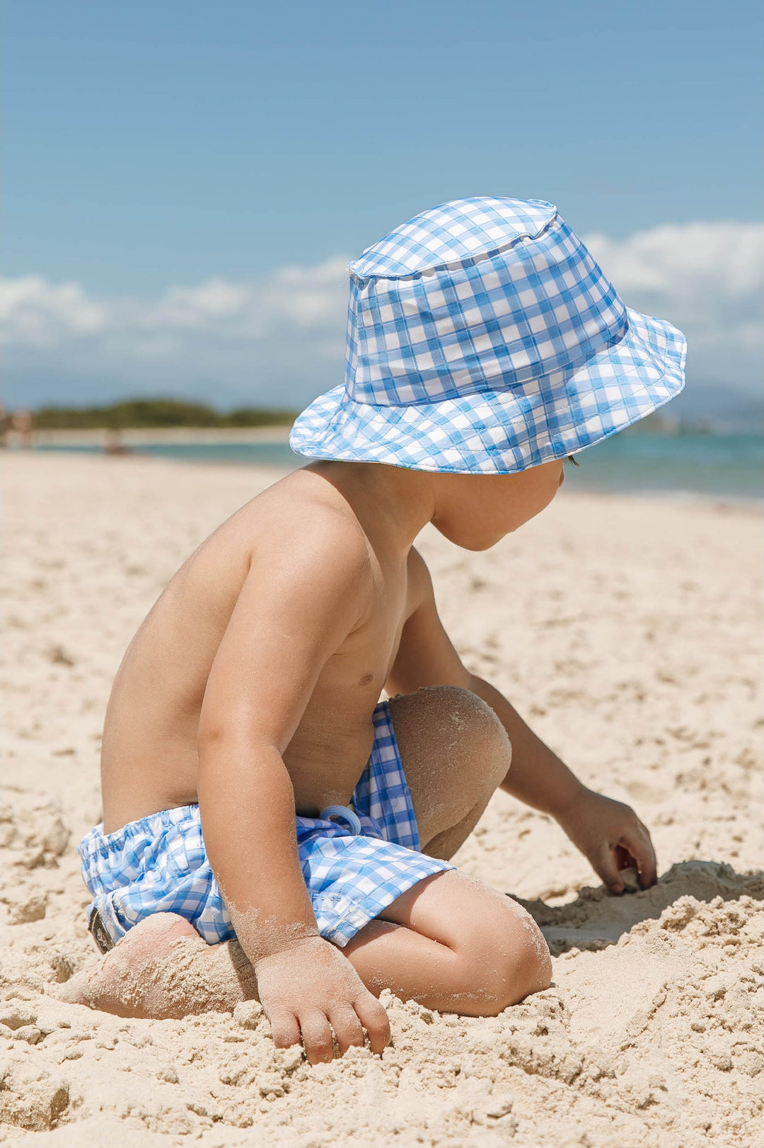 Chapeuzinho de praia com proteção UV na estampa Vichy Azul (Xadrez) da Lili Sampedro