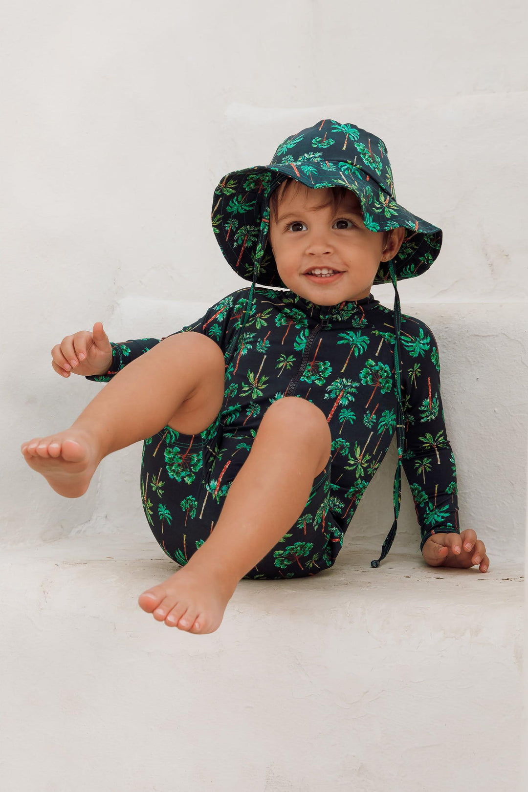 Chapéu de praia infantil de lycra com protecao UV na estampa Coqueiros Azul Marinho da Lili Sampedro
