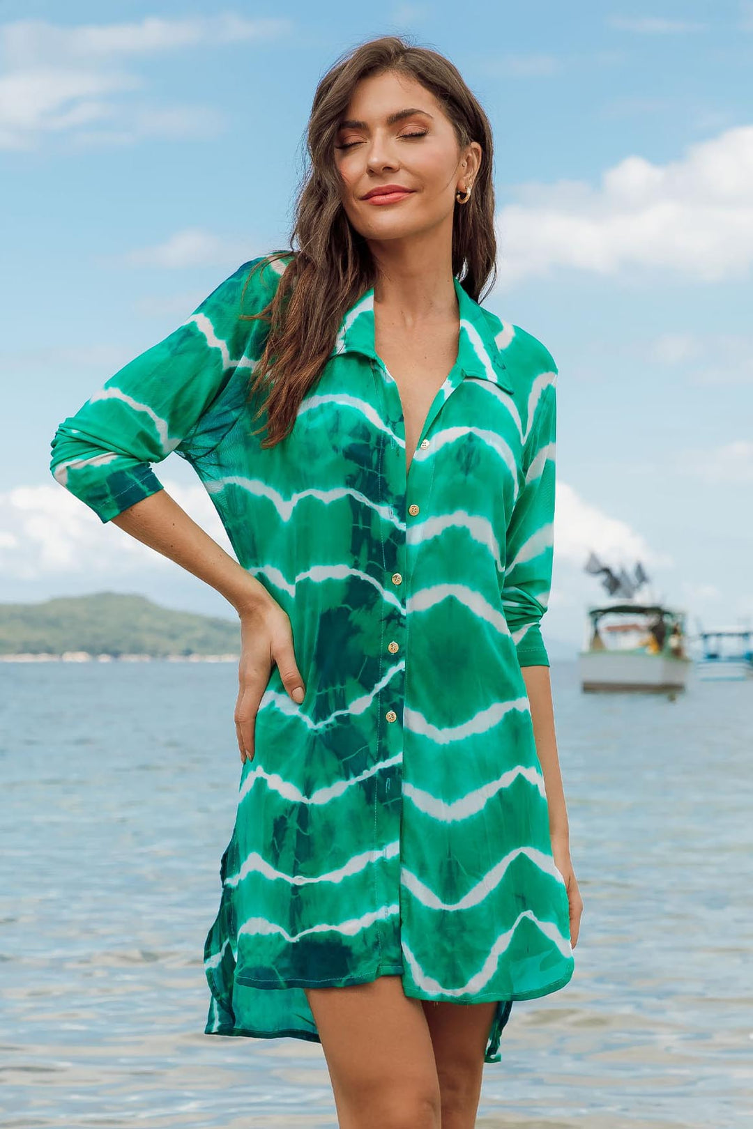 Saída de Praia Chemise midi com manga longas e botoes dourados e gola estruturada na cor Tie Dye Verde e Branco da Lili Sampedro Moda Praia