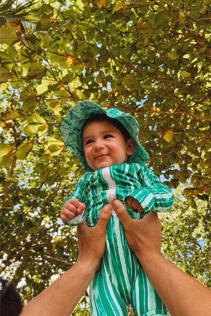 Moda Infantil, Chapéu de Praia para Crianças com Proteção UV, para os Pequenos Ficarem Protegidos do Sol. Na Estampa Dupla Face Listras Verdes e Lavanda, da Lili Sampedro.