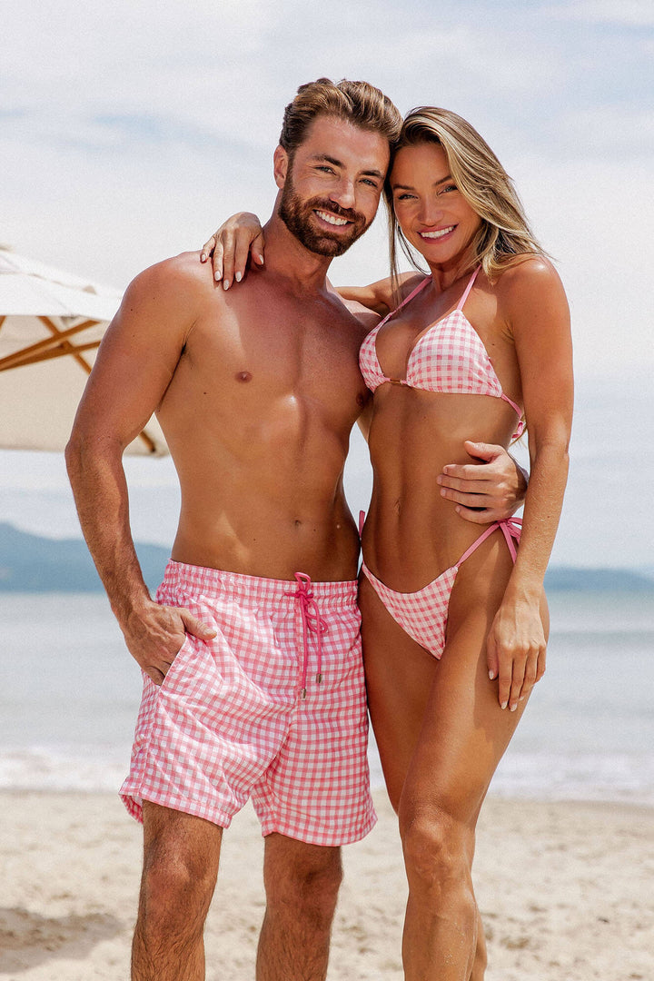 Shorts Masculinos Adulto Para Praia, ideal para os dias de Sol. Com cós de elástico ajustável por cordão, praticidade para aproveitarem momentos à beira-mar. Na Estampa, Vichy Rosa, da Lili Sampedro.