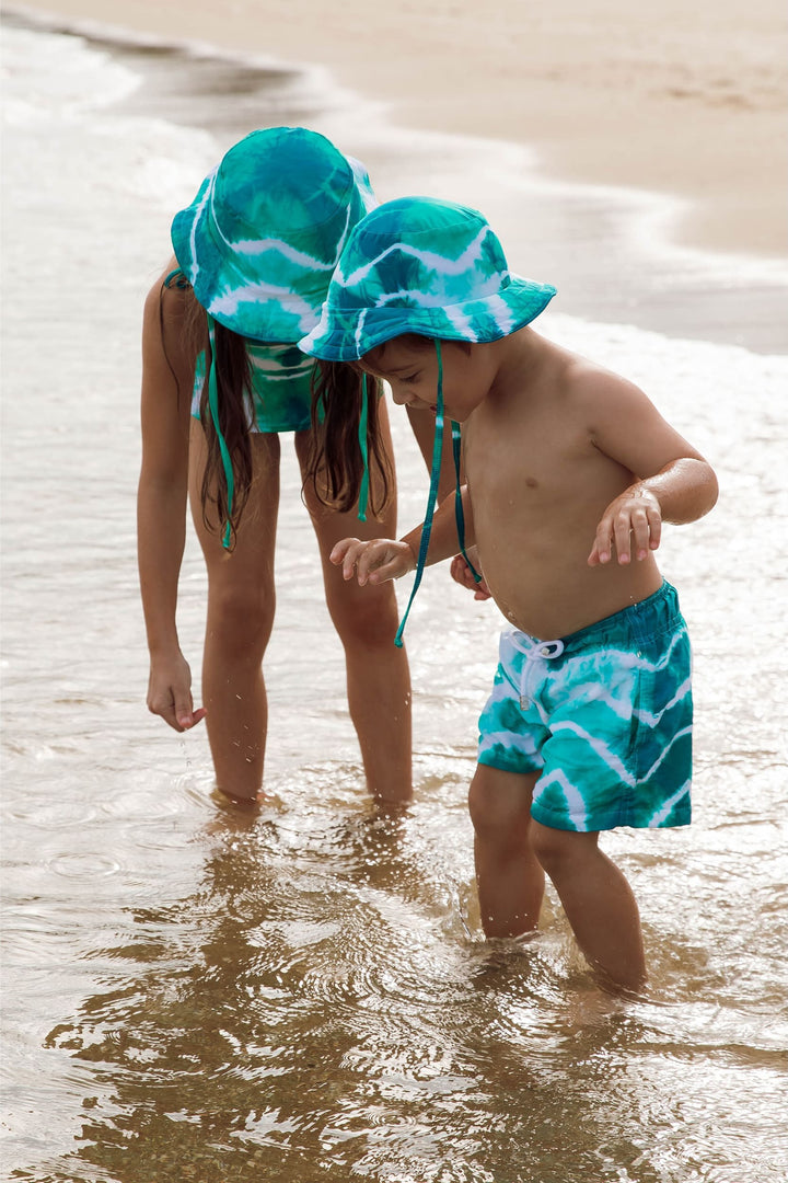 Irmaos combinano na praia com shortinho e maiozinho Tie Dye Verde da Lili Sampedro