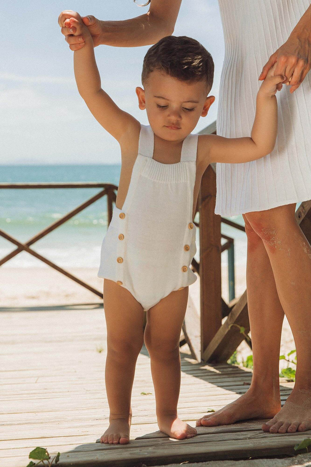 body de tricot estilo jardineira para meninos na cor branca para o ano novo