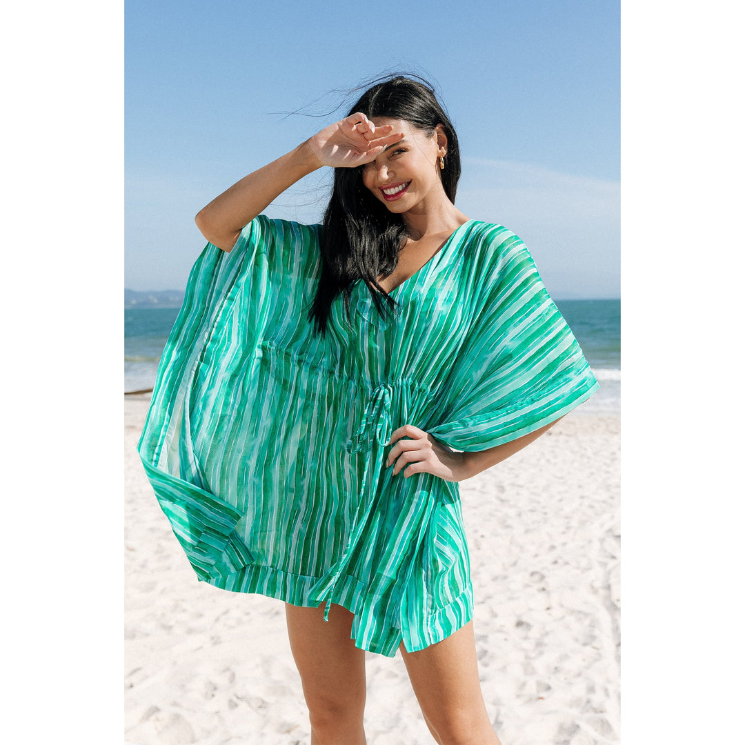 Kaftans Estilosos para Praia, Fluído e Leve com Detalhe em amarração na cintura para valorizar o corpo. Na Estampa, Listras Verdes, da Lili Sampedro.  