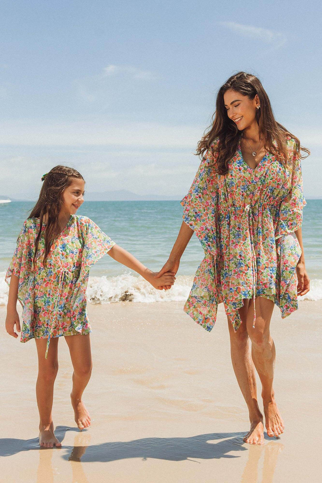 Kaftan mãe e filha igual, para usar na praia, na estampa Primavera da Lili Sampedro