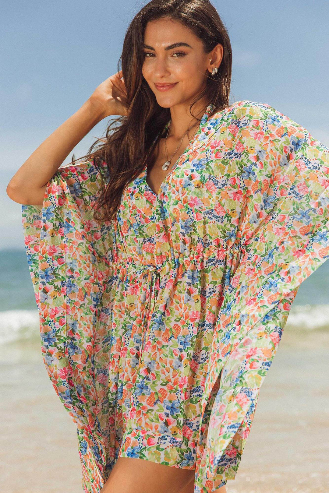 Modelo de saída curta para praia Kaftan Nathy Primavera, da Lili Sampedro