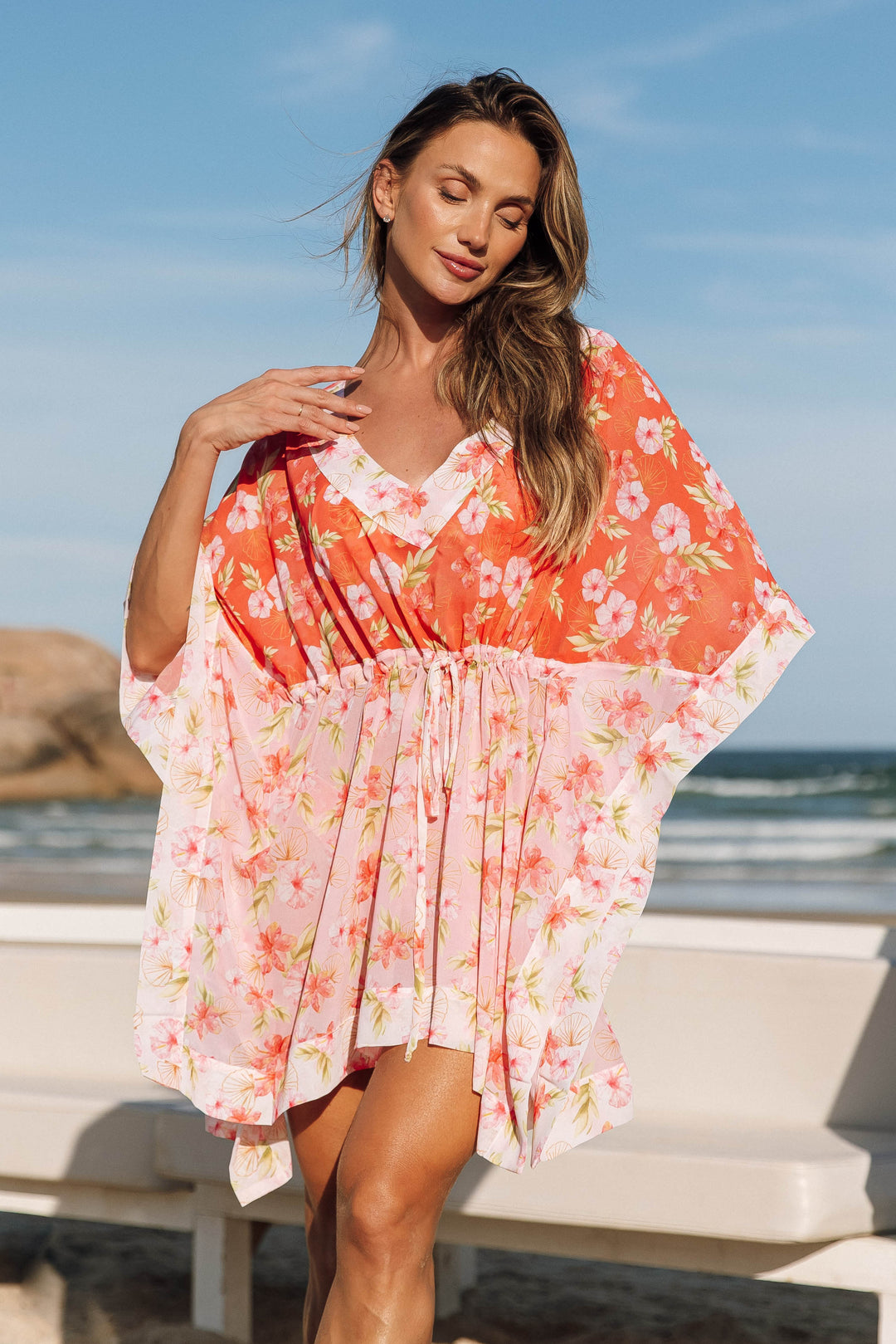 Moda Praia, Kaftan Curta Feminina, uma peça versátil que pode ser usada de maneiras diferentes para combinar com estilo único. Na Estampa exclusiva, Hibiscos, da Lili Sampedro.