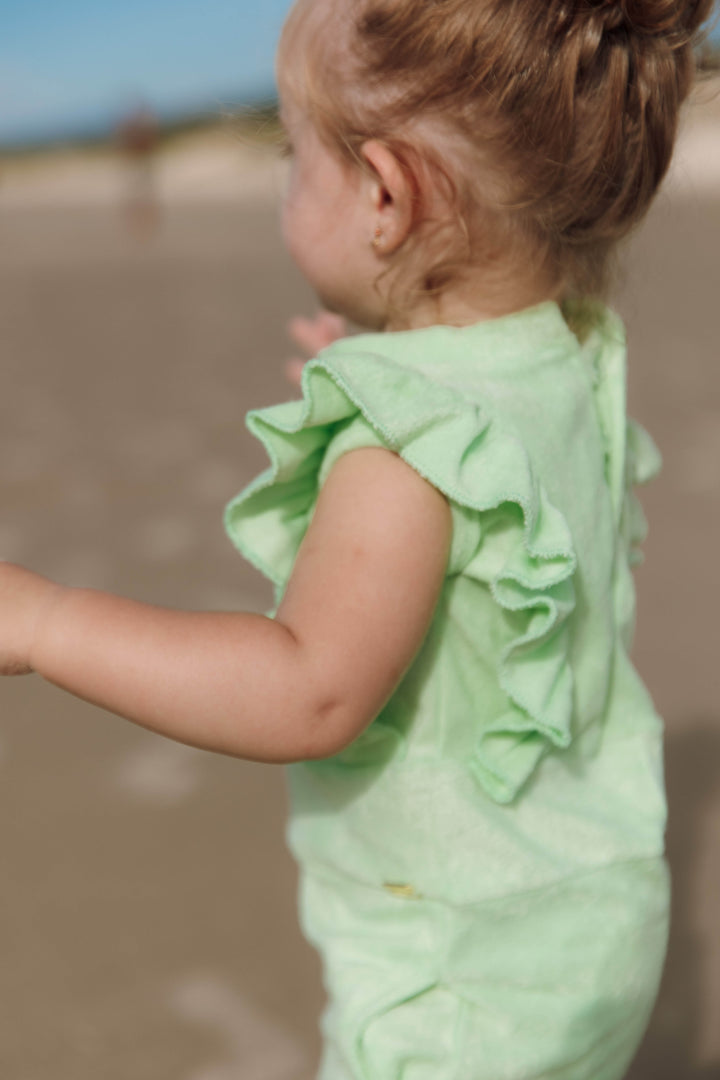 Look Infantil Moda Praia macaquinho confortável e macio, é perfeito para os dias de praia, para as  idades de 9 meses a 8 anos. Na Cor, Verde Claro da Lili Sampedro.