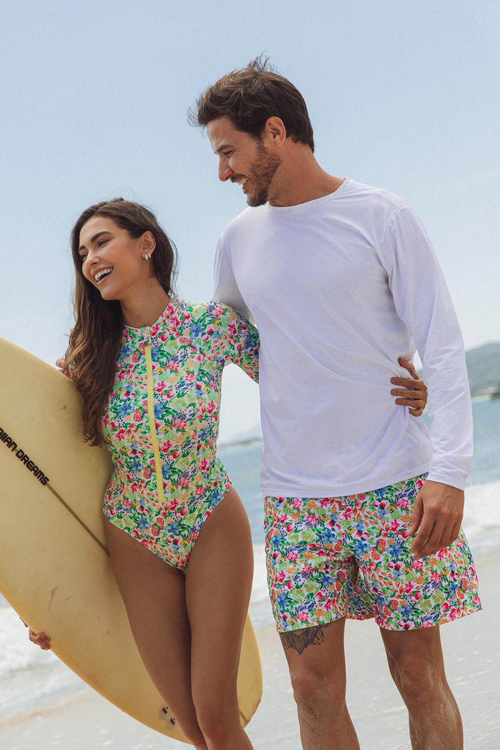 Look de casal, combinando para praia com short, camiseta UV e maio de manga longa 