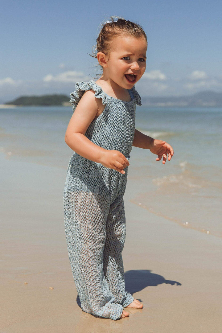 Look de praia infantil com calça e maiozinho na estampa renda jeans