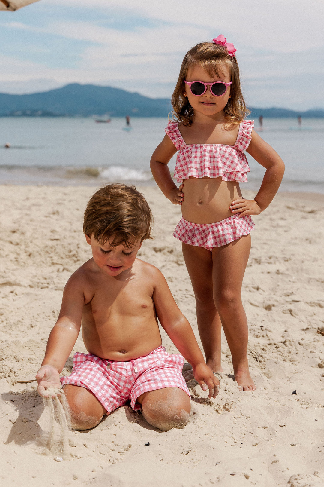 Bebê com Body de Proteção UV, e Shortinho de Praia Combinando, na Estampa, Vichy Rosa, da Lili Sampedro.