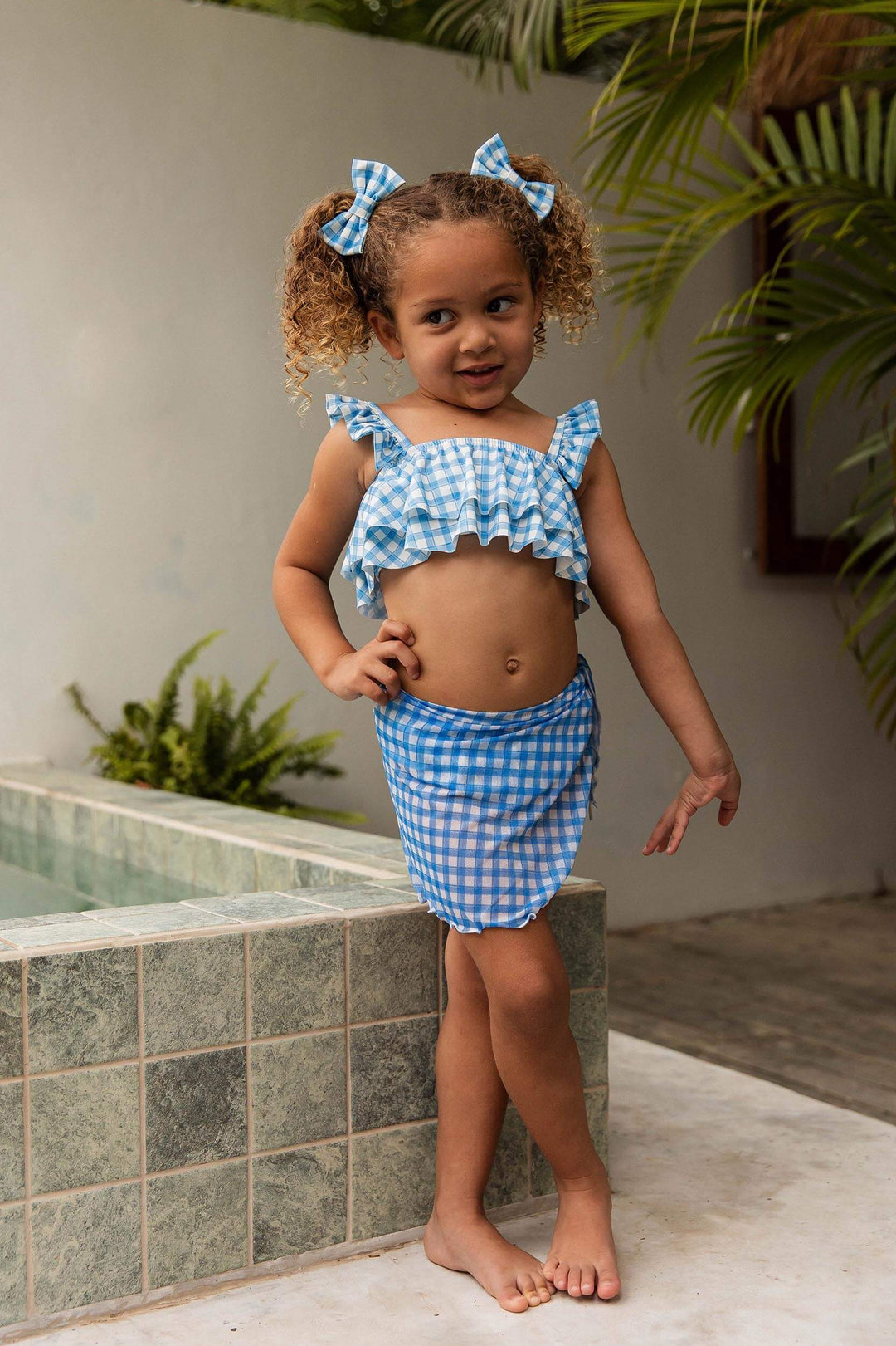 Look de praia infantil com biquininho e sainha combinando na estampa Vichy Azul (Xadrez) da Lili Sampedro