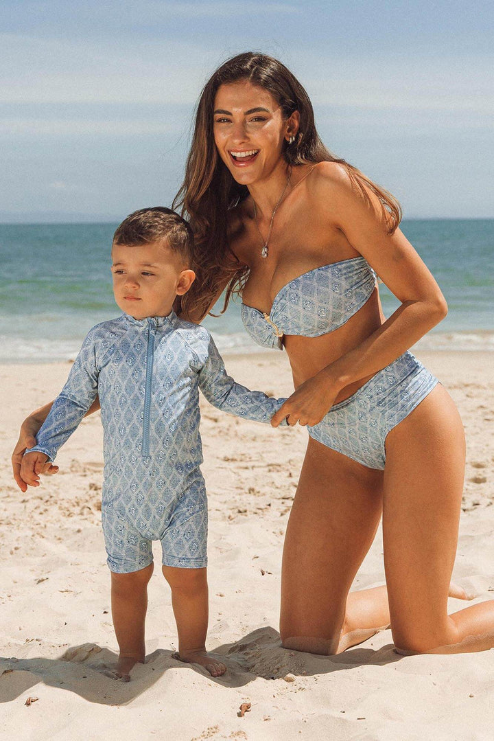 Look de praia com biquini e macaquinho masculino infantil combinando na estampa âncora