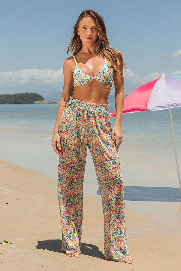 Opção de look de praia com biquini estilo top e calça saída de praia combinando da lili sampedro